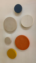 Ladda upp bild till gallerivisning, K prick, Smart Form Sweden, Robert Bengtsson, karaktär, känsla, kork, eK, kulör, kalk, cirKulär, hängare, väggdekor, ljudabsorbent, väggknopp, dörrknopp, vägginstallation, Neurodesign, taktila material, inredningsdetalj, rockhängare, förvaring