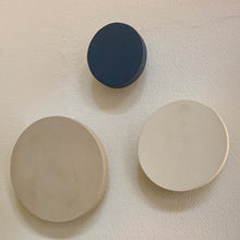 Ladda upp bild till gallerivisning, K prick, Smart Form Sweden, Robert Bengtsson, karaktär, känsla, kork, eK, kulör, kalk, cirKulär, hängare, väggdekor, ljudabsorbent, väggknopp, dörrknopp, vägginstallation, Neurodesign, taktila material, inredningsdetalj, rockhängare, förvaring