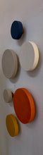 Ladda upp bild till gallerivisning, K prick, Smart Form Sweden, Robert Bengtsson, karaktär, känsla, kork, eK, kulör, kalk, cirKulär, hängare, väggdekor, ljudabsorbent, väggknopp, dörrknopp, vägginstallation, Neurodesign, taktila material, inredningsdetalj, rockhängare, förvaring
