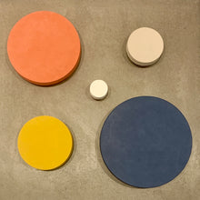 Ladda upp bild till gallerivisning, K prick, Smart Form Sweden, Robert Bengtsson, karaktär, känsla, kork, eK, kulör, kalk, cirKulär, hängare, väggdekor, ljudabsorbent, väggknopp, dörrknopp, vägginstallation, Neurodesign, taktila material, inredningsdetalj, rockhängare, förvaring