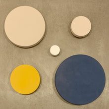 Ladda upp bild till gallerivisning, K prick, Smart Form Sweden, Robert Bengtsson, karaktär, känsla, kork, eK, kulör, kalk, cirKulär, hängare, väggdekor, ljudabsorbent, väggknopp, dörrknopp, vägginstallation, Neurodesign, taktila material, inredningsdetalj, rockhängare, förvaring
