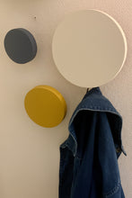 Ladda upp bild till gallerivisning, K prick, Smart Form Sweden, Robert Bengtsson, karaktär, känsla, kork, eK, kulör, kalk, cirKulär, hängare, väggdekor, ljudabsorbent, väggknopp, dörrknopp, vägginstallation, Neurodesign, taktila material, inredningsdetalj, rockhängare, förvaring
