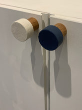 Ladda upp bild till gallerivisning, K prick, Smart Form Sweden, Robert Bengtsson, karaktär, känsla, kork, eK, kulör, kalk, cirKulär, hängare, väggdekor, ljudabsorbent, väggknopp, dörrknopp, vägginstallation, Neurodesign, taktila material, inredningsdetalj, rockhängare, förvaring