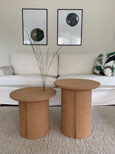 Ladda upp bild till gallerivisning, Smart Form Sweden, Robert Bengtsson, Pelarbord, Kork, ek, litet bord, bord, hållbar design, flat pack, svensk design, svensk tillverkning, hantverk, sidobord, soffbord, satsbord, sängbord, cylindervas