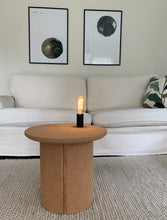 Ladda upp bild till gallerivisning, Smart Form Sweden, Robert Bengtsson, Pelarbord, Kork, ek, litet bord, bord, hållbar design, flat pack, svensk design, svensk tillverkning, hantverk, sidobord, soffbord, satsbord, sängbord, belysning