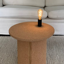 Ladda upp bild till gallerivisning, Smart Form Sweden, Robert Bengtsson, Pelarbord, Kork, ek, litet bord, bord, hållbar design, flat pack, svensk design, svensk tillverkning, hantverk, belysning, sidobord