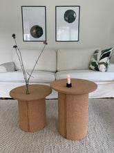Ladda upp bild till gallerivisning, Smart Form Sweden, Robert Bengtsson, Pelarbord, Kork, ek, litet bord, bord, hållbar design, flat pack, svensk design, svensk tillverkning, hantverk, sidobord, soffbord, satsbord, sängbord, cylindervas, ljushållare