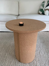 Ladda upp bild till gallerivisning, Smart Form Sweden, Robert Bengtsson, Pelarbord, Kork, ek, litet bord, bord, hållbar design, flat pack, svensk design, svensk tillverkning, hantverk, ljushållare, sidobord, soffbord