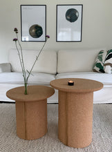 Ladda upp bild till gallerivisning, Smart Form Sweden, Robert Bengtsson, Pelarbord, Kork, ek, litet bord, bord, hållbar design, flat pack, svensk design, svensk tillverkning, hantverk, satsbord, cylindervas, ljushållare, satsbord, soffbord