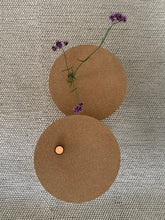 Ladda upp bild till gallerivisning, Smart Form Sweden, Robert Bengtsson, Pelarbord, Kork, ek, litet bord, bord, hållbar design, flat pack, svensk design, svensk tillverkning, hantverk, sidobord, soffbord, satsbord, sängbord, cylindervas, ljushållare