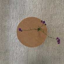 Ladda upp bild till gallerivisning, Smart Form Sweden, Robert Bengtsson, Pelarbord, Kork, ek, litet bord, bord, hållbar design, flat pack, svensk design, svensk tillverkning, hantverk, sidobord, soffbord, satsbord, sängbord, cylindervas