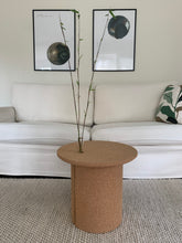 Ladda upp bild till gallerivisning, Smart Form Sweden, Robert Bengtsson, Pelarbord, Kork, ek, litet bord, bord, hållbar design, flat pack, svensk design, svensk tillverkning, hantverk, sidobord, soffbord, satsbord, sängbord, cylindervas