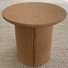 Ladda upp bild till gallerivisning, Smart Form Sweden, Robert Bengtsson, Pelarbord, Kork, ek, litet bord, bord, hållbar design, flat pack, svensk design, svensk tillverkning, hantverk, sidobord, soffbord, satsbord, sängbord