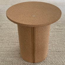 Ladda upp bild till gallerivisning, Smart Form Sweden, Robert Bengtsson, Pelarbord, Kork, ek, litet bord, bord, hållbar design, flat pack, svensk design, svensk tillverkning, hantverk, sidobord, soffbord, satsbord, sängbord