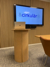 Ladda upp bild till gallerivisning, &cirkulär®, Smart Form Sweden, Robert Bengtsson, pelarbord, satsbord, Kork, ek, förnybara material, ekomaterial, hållbarhet, ståbord, mässbord, utställningsbord, exponeringsbord, displaybord, presentationsbord, mässmöbel, utställningsmöbel, podium