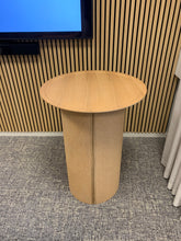 Ladda upp bild till gallerivisning, &cirkulär®, Smart Form Sweden, Robert Bengtsson, pelarbord, satsbord, Kork, ek, förnybara material, ekomaterial, hållbarhet, ståbord, mässbord, utställningsbord, exponeringsbord, displaybord, presentationsbord, mässmöbel, utställningsmöbel, podium, bricka