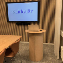Ladda upp bild till gallerivisning, &cirkulär®, Smart Form Sweden, Robert Bengtsson, pelarbord, satsbord, Kork, ek, förnybara material, ekomaterial, hållbarhet, ståbord, mässbord, utställningsbord, exponeringsbord, displaybord, presentationsbord, mässmöbel, utställningsmöbel, podium, bricka
