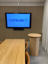 Ladda upp bild till gallerivisning, &cirkulär®, Smart Form Sweden, Robert Bengtsson, pelarbord, satsbord, Kork, ek, förnybara material, ekomaterial, hållbarhet, ståbord, mässbord, utställningsbord, exponeringsbord, displaybord, presentationsbord, mässmöbel, utställningsmöbel, podium