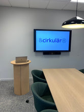 Ladda upp bild till gallerivisning, &cirkulär® pelarbord i kork natur & ek natur, utan hål och plugg. H=92 cm. D= 59 cm.