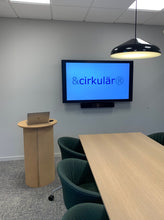 Ladda upp bild till gallerivisning, &cirkulär®, Smart Form Sweden, Robert Bengtsson, pelarbord, satsbord, Kork, ek, förnybara material, ekomaterial, hållbarhet, ståbord, mässbord, utställningsbord, exponeringsbord, displaybord, presentationsbord, mässmöbel, utställningsmöbel, podium