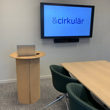 Ladda upp bild till gallerivisning, &cirkulär®, Smart Form Sweden, Robert Bengtsson, pelarbord, satsbord, Kork, ek, förnybara material, ekomaterial, hållbarhet, ståbord, mässbord, utställningsbord, exponeringsbord, displaybord, presentationsbord, mässmöbel, utställningsmöbel, podium, bricka