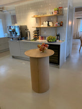 Ladda upp bild till gallerivisning, &cirkulär®, Smart Form Sweden, Robert Bengtsson, pelarbord, satsbord, Kork, ek, förnybara material, ekomaterial, hållbarhet, ståbord, mässbord, utställningsbord, exponeringsbord, displaybord, presentationsbord, mässmöbel, utställningsmöbel, podium, bricka