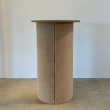 Ladda upp bild till gallerivisning, &cirkulär®, Smart Form Sweden, Robert Bengtsson, pelarbord, satsbord, Kork, ek, förnybara material, ekomaterial, hållbarhet, ståbord, mässbord, utställningsbord, exponeringsbord, displaybord, presentationsbord, mässmöbel, utställningsmöbel, podium