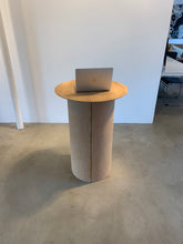 Ladda upp bild till gallerivisning, Bricka i ekfanér D= 65 cm. för integration i &cirkulär pelarbord i kork natur & ek natur