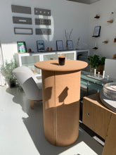 Ladda upp bild till gallerivisning, &cirkulär®, Smart Form Sweden, Robert Bengtsson, pelarbord, satsbord, Kork, ek, förnybara material, ekomaterial, hållbarhet, ståbord, mässbord, utställningsbord, exponeringsbord, displaybord, presentationsbord, mässmöbel, utställningsmöbel, podium