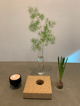 Ladda upp bild till gallerivisning, Set LEVEL Mini kork, LEVEL Mini kork, System LEVEL, bordsdekoration, Smart Form Sweden, Robert Bengtsson, kork, värmeljushållare, ljus i inredningen, växter i inredningen, cylindervas, förnybart material, VÅGES, svenskt smide