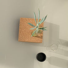 Ladda upp bild till gallerivisning, Smart Form Sweden, Robert Bengtsson, System LEVEL, kork, VÅGES, bordsdekoration, ljus, cylindervas, LEVEL Medium kork, kork
