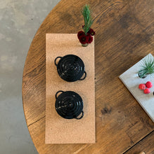 Ladda upp bild till gallerivisning, Smart Form, Sweden, Robert Bengtsson, UNDER, UNDER för fina stunder, Le Crueset, Våges, cylndervas, värmeljushållare, tillbehör, kork, bricka, display, underlägg, grytunderlägg, presskork, solid kork, hantverk, svensk design, förnybart material, Le Creuset