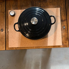 Ladda upp bild till gallerivisning, UNDER, Smart Form Sweden, Robert Bengtsson, bricka, underlägg, grytunderlägg, display, exponering, arbetsbräda, bordsdekoration, kork, presskork, exponering, värmeljushållage, VÅGES, Le Creuset