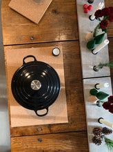 Ladda upp bild till gallerivisning, UNDER, Smart Form Sweden, Robert Bengtsson, bricka, underlägg, grytunderlägg, display, exponering, arbetsbräda, bordsdekoration, kork, presskork, exponering, värmeljushållage, VÅGES, Le Creuset