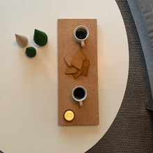 Ladda upp bild till gallerivisning, Smart Form, Sweden, Robert Bengtsson, UNDER, UNDER för fina stunder, Våges, cylndervas, värmeljushållare, tillbehör, kork, bricka, display, underlägg, grytunderlägg, presskork, solid kork, hantverk, svensk design, förnybart material
