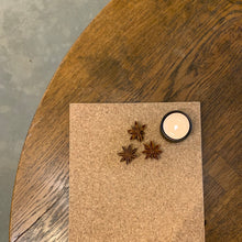 Ladda upp bild till gallerivisning, Smart Form, Sweden, Robert Bengtsson, UNDER, UNDER för fina stunder, Våges, cylndervas, värmeljushållare, tillbehör, kork, bricka, display, underlägg, grytunderlägg, presskork, solid kork, hantverk, svensk design, förnybart material