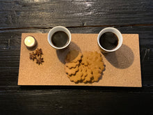 Ladda upp bild till gallerivisning, Smart Form, Sweden, Robert Bengtsson, UNDER, UNDER för fina stunder, Våges, cylndervas, värmeljushållare, tillbehör, kork, bricka, display, underlägg, grytunderlägg, presskork, solid kork, hantverk, svensk design, förnybart material, fika, Swedish fika, pepparkakor, kaffe
