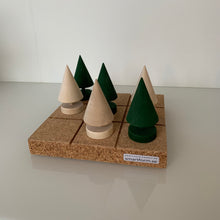 Ladda upp bild till gallerivisning, Smart Form Sweden, Robert Bengtsson, Tree I rad, tre i rad, gran, granar, kork, sällskapsspel, brädspel, förnybaramaterial, eko, ekomaterial, made in sweden