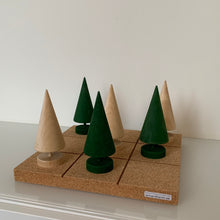 Ladda upp bild till gallerivisning, Smart Form Sweden, Robert Bengtsson, Tree I rad, tre i rad, gran, granar, kork, sällskapsspel, brädspel, förnybaramaterial, eko, ekomaterial, made in sweden