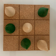 Ladda upp bild till gallerivisning, Smart Form Sweden, Robert Bengtsson, Tree I rad, tre i rad, gran, granar, kork, sällskapsspel, brädspel, förnybaramaterial, eko, ekomaterial, made in sweden