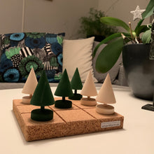 Ladda upp bild till gallerivisning, Smart Form Sweden, Robert Bengtsson, Tree I rad, tre i rad, gran, granar, kork, sällskapsspel, brädspel, förnybaramaterial, eko, ekomaterial, made in sweden