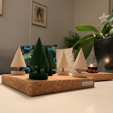 Ladda upp bild till gallerivisning, Smart Form Sweden, Robert Bengtsson, Tree I rad, tre i rad, gran, granar, kork, sällskapsspel, brädspel, förnybaramaterial, eko, ekomaterial, made in sweden