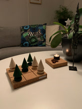 Ladda upp bild till gallerivisning, Smart Form Sweden, Robert Bengtsson, Tree I rad, tre i rad, gran, granar, kork, sällskapsspel, brädspel, förnybaramaterial, eko, ekomaterial, made in sweden
