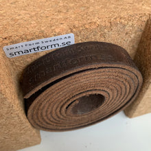 Ladda upp bild till gallerivisning, Yogaband & Yogablock, Smart Form Sweden, Robert Bengtsson, Yoga, Yogablock, Yogaband, Yogarem, korkblock, kork, vegetabiliskt garvat, läderrem, läder, life style, Smart Form Hälsa