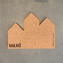 Ladda upp bild till gallerivisning, Smart Form Sweden, Robert Bengtsson, Passion, PASSION by Smart Form Sweden, city passion, kork, underlägg, bricka, display, dekoration, 
Underlägg / bricka i kork i serien PASSION by Smart Form Sweden, En hyllning till inspirerande arkitektur och trevliga kvarter, städer och destinationer, Malmö