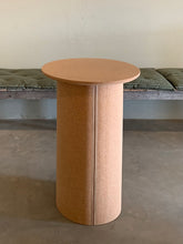 Ladda upp bild till gallerivisning, &cirkulär®, Smart Form Sweden, Robert Bengtsson, pelarbord, satsbord, Kork, ek, förnybara material, ekomaterial, hållbarhet, ståbord, mässbord, utställningsbord, exponeringsbord, displaybord, presentationsbord, mässmöbel, utställningsmöbel, podium