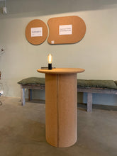 Ladda upp bild till gallerivisning, &cirkulär®, Smart Form Sweden, Robert Bengtsson, pelarbord, satsbord, Kork, ek, förnybara material, ekomaterial, hållbarhet, ståbord, mässbord, utställningsbord, exponeringsbord, displaybord, presentationsbord, mässmöbel, utställningsmöbel, podium