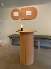 Ladda upp bild till gallerivisning, &cirkulär®, Smart Form Sweden, Robert Bengtsson, pelarbord, satsbord, Kork, ek, förnybara material, ekomaterial, hållbarhet, ståbord, mässbord, utställningsbord, exponeringsbord, displaybord, presentationsbord, mässmöbel, utställningsmöbel, podium