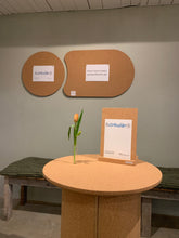 Ladda upp bild till gallerivisning, &cirkulär®, Smart Form Sweden, Robert Bengtsson, pelarbord, satsbord, Kork, ek, förnybara material, ekomaterial, hållbarhet, ståbord, mässbord, utställningsbord, exponeringsbord, displaybord, presentationsbord, mässmöbel, utställningsmöbel, podium