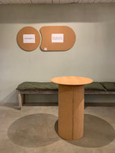 Ladda upp bild till gallerivisning, &cirkulär®, Smart Form Sweden, Robert Bengtsson, pelarbord, satsbord, Kork, ek, förnybara material, ekomaterial, hållbarhet, ståbord, mässbord, utställningsbord, exponeringsbord, displaybord, presentationsbord, mässmöbel, utställningsmöbel, podium, bricka